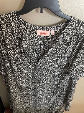 EVRI Black & White Abstract Printed V-Neck Blouse